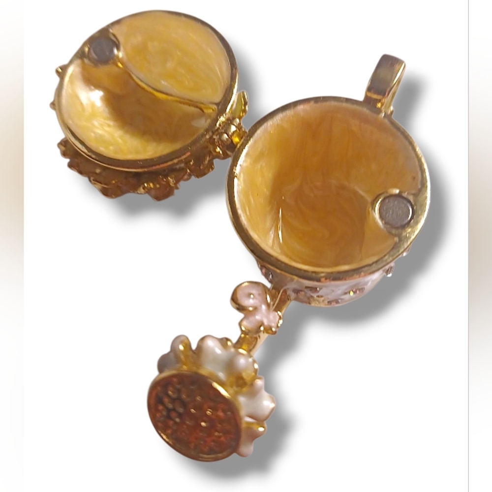 Elegant Gold and Green Watering Can Brooch - Picture 6 of 7